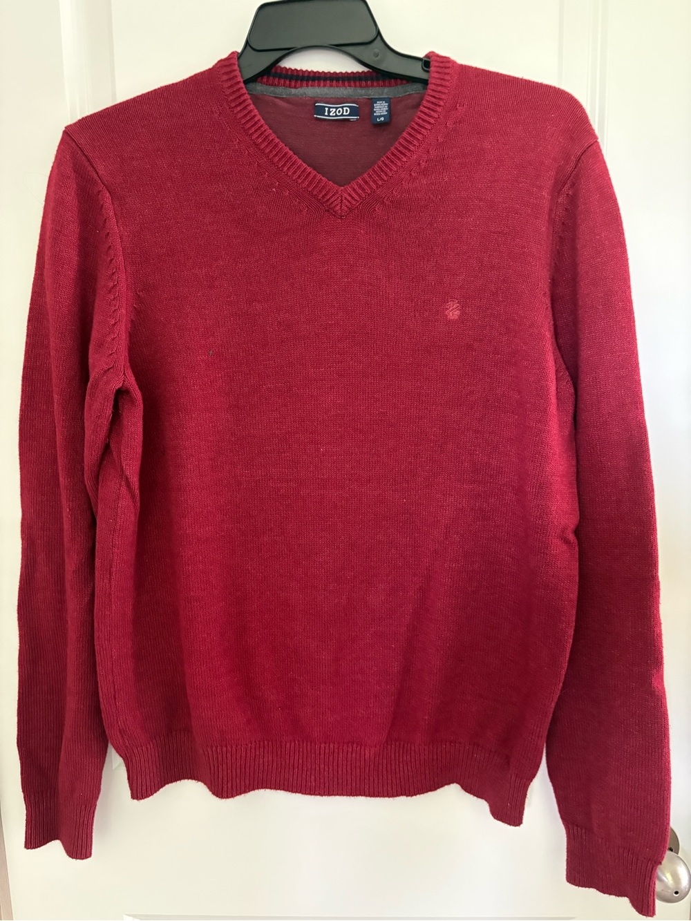 IZOD Men's V-Neck Burgundy Sweater in size LARGE